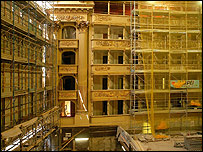 O teatro La Scala, em reformas, em Milão