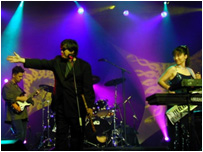 Kazu Matsui trên sân khấu cùng bà Keiko Matsui