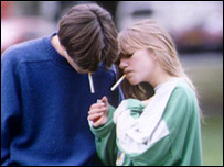 正在抽烟的一对青少年男女