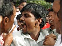 Journalist robbed while covering a JVP rally