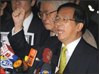 Ông Trần Thủy Biển hô to các khẩu hiệu bên ngoài Viện Công tố hôm 11.11.08