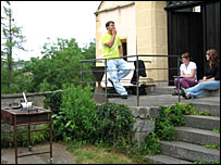 神学系的学生在烧烤