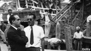 Niemeyer (à esq.), em 1950, no Rio de Janeiro