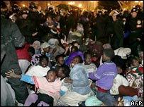 پليس مهاجران را که شامل زن ها و کودکان بودند محاصره کرد