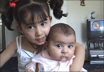 مرواريد با خواهرش