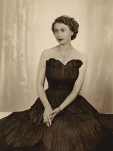Queen Elizabeth II by Dorothy Wilding, 1952 Chlorobromide print, 290 x 215 mm National Portrait Gallery, London (P870(5)) © William Hustler and Georgina Hustler/ National Portrait Gallery, London
