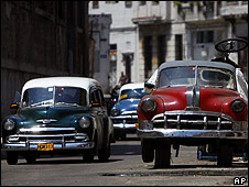 Coches en una calle de Cuba