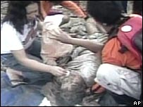 An ủi nạn nhân tại Nam Leyte, Philippines