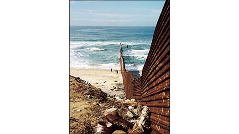 La cerca se extiende por el mar. Foto: María Teresa Fernández