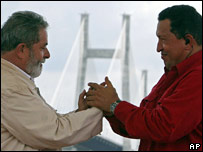Lula e Chávez durante inauguração de ponte na Venezuela
