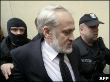 Закаев у здания прокуратуры в Варшаве