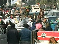 اهالی غزه هنگام ورود به مصر (شنبه بیست و ششم ژانویه) 