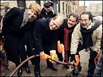 Políticos e representantes da Citgo distribuem combustível