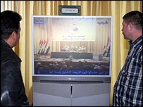 Iraquianos assistem na TV sessão inaugural da Assembléia