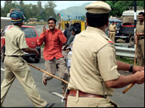 विहिप कार्यकर्ता और पुलिस में झड़प