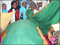 कलियर शरीफ़ की दरगाह पर चादर चढ़ाते हुए