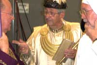 Dwys drafod gyda'r Archdderwydd yn ystod un o seremoniau'r Orsedd