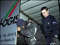 Sınırda yakalanan yasadışı mülteciler