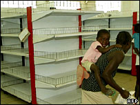 Zimbabve'de boş raflar 