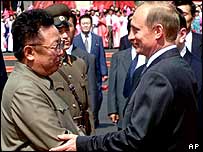 O presidente da Coréia do Norte, Kim Jong il aperta a mão do presidente russo, Vladimir Putin