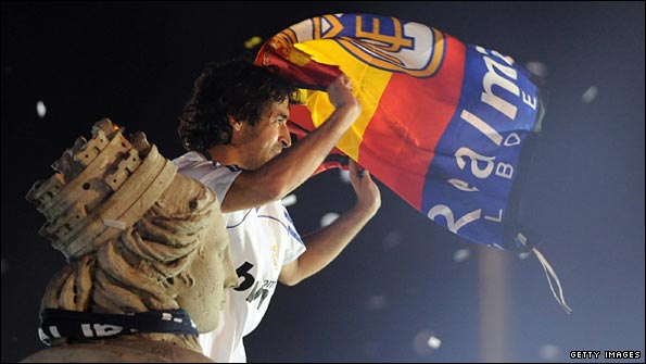 Raul celebrates Real Madrid's 31st league title at the famous Cibeles fountain in Madrid