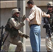 Americký voják prohledává muže v "Zelené zóně"