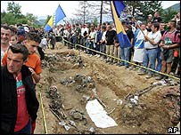 Cova comum no cemitério de Potocari