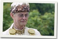 Robyn Léwis yng ngwisg yr Archdderwydd