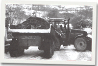 Tractor a threilar yn cau rhiw Penrhiw