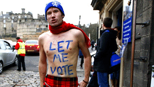 让我投票,这位青年赤裸裸的表达诉求。