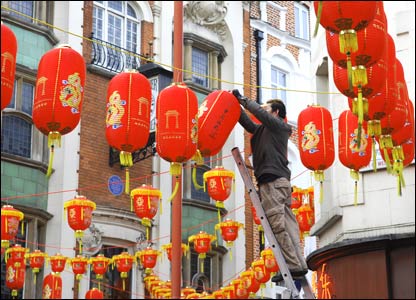 Treo đèn lồng ở Chinatown ngày 28 Tết