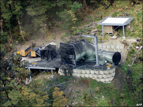 دخان يتصاعد من فتحة للمنجم