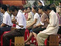 زلزله زدگان نياس در اندونزی نيز لحظاتی را به گراميداشت پاپ اختصاص دادند