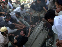 Residentes de Faluja buscam sobreviventes nos escombros