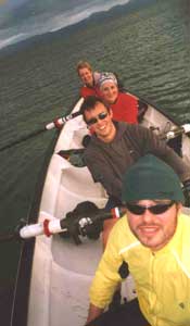 Catrin Meirion (ail o'r cefn) a rhwyfwyr Pwllheli