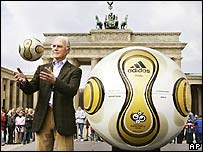Franz Beckenbauer exibe a bola dourada que será usada na final da Copa