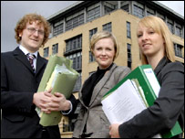 加里·韦德伯恩，声请人安杰拉·希尔德雷恩（中），珍妮弗·肖