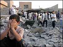 Felluce'de yıkılan evinin enkazı arasında Iraklı bir çocuk