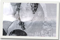 Elin gydag un o'r plant mae hi'n eu helpu.