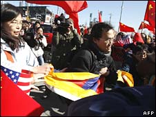 Người ủng hộ Trung Quốc và Tây Tạng xô xát