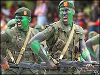 Soldados venezuelanos com rifles russos