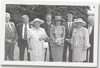 O'r chwith - Eric, Harold, Sylvia, Harry, Celia, David, Edith a Frank