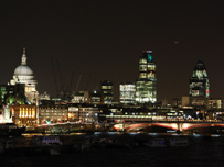 Os arranha-céus da City disputando espaço com a Catedral de St Pauls