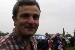 Rob welcomes you to the country art of pig racing...