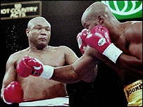 Foreman (esq) e Moorer na luta de 1994