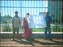 Шоир Юсуф Жума оила аъзолари билан норозилик амалиётида(2007 йил августида олинган сурат)