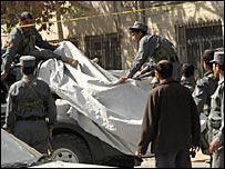 शव ले जाते पुलिसकर्मी