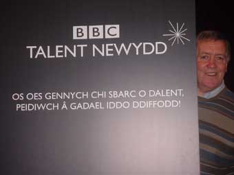 Chwilio am Dalent - Hywel Gwynfryn 