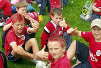 Rhai o griw ar daith gerdded yr urdd. 