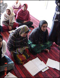 نجونې چې درس وايي